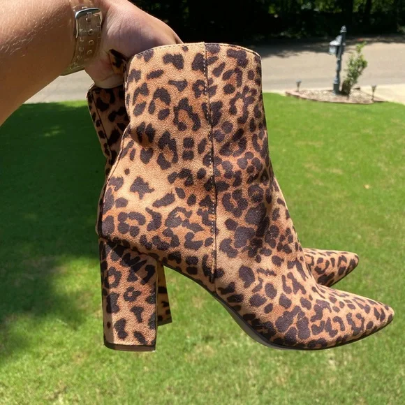 Heeled Booties Cheetah Print, Size 10 - Picture 5 of 8